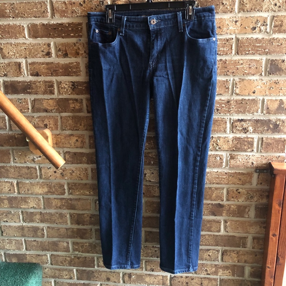Womens Levis 
Size 12
Mid Rise Skinny